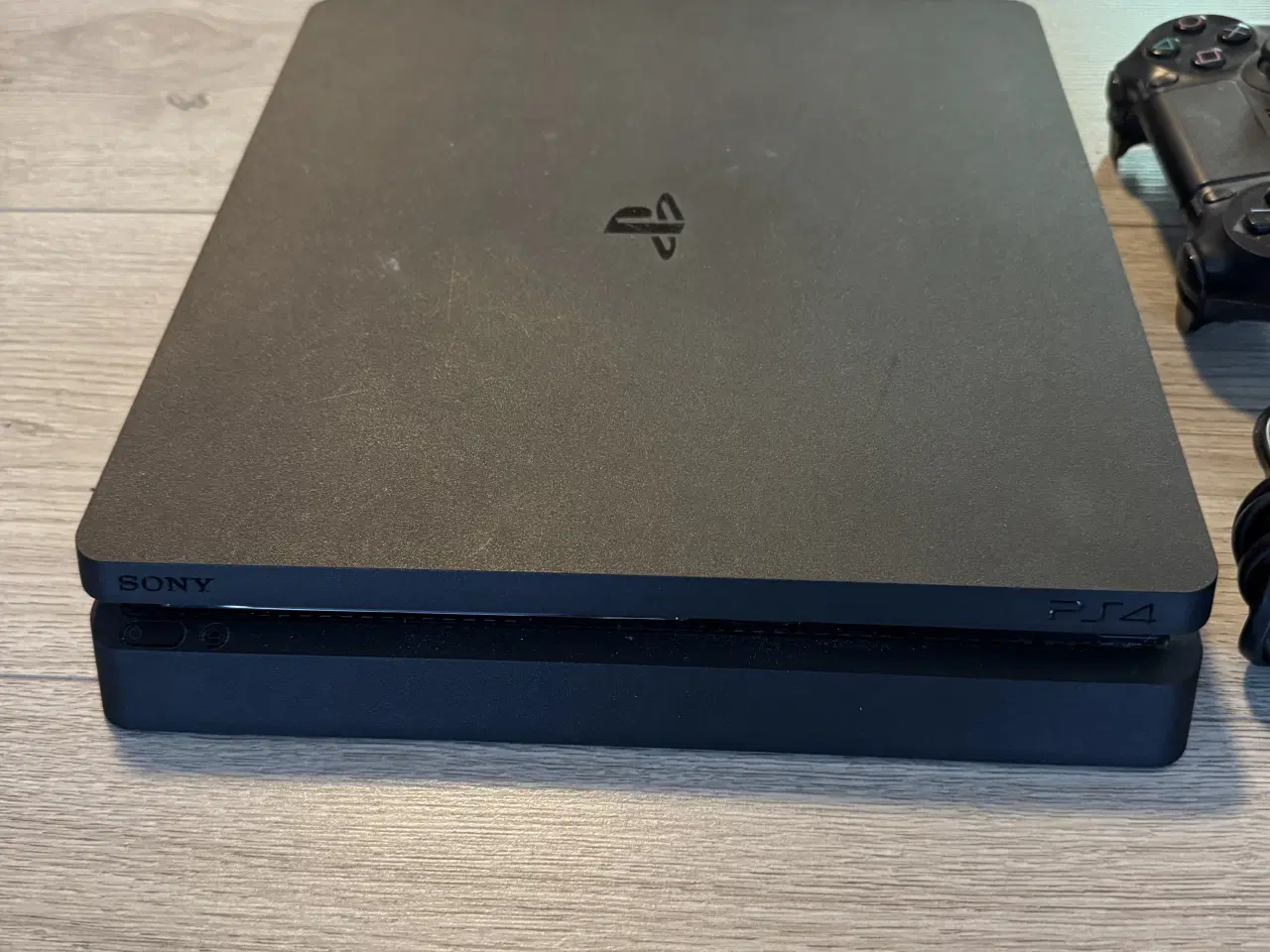 Billede 2 - Playstation 4 Slim inkl 2 controllere og kabler