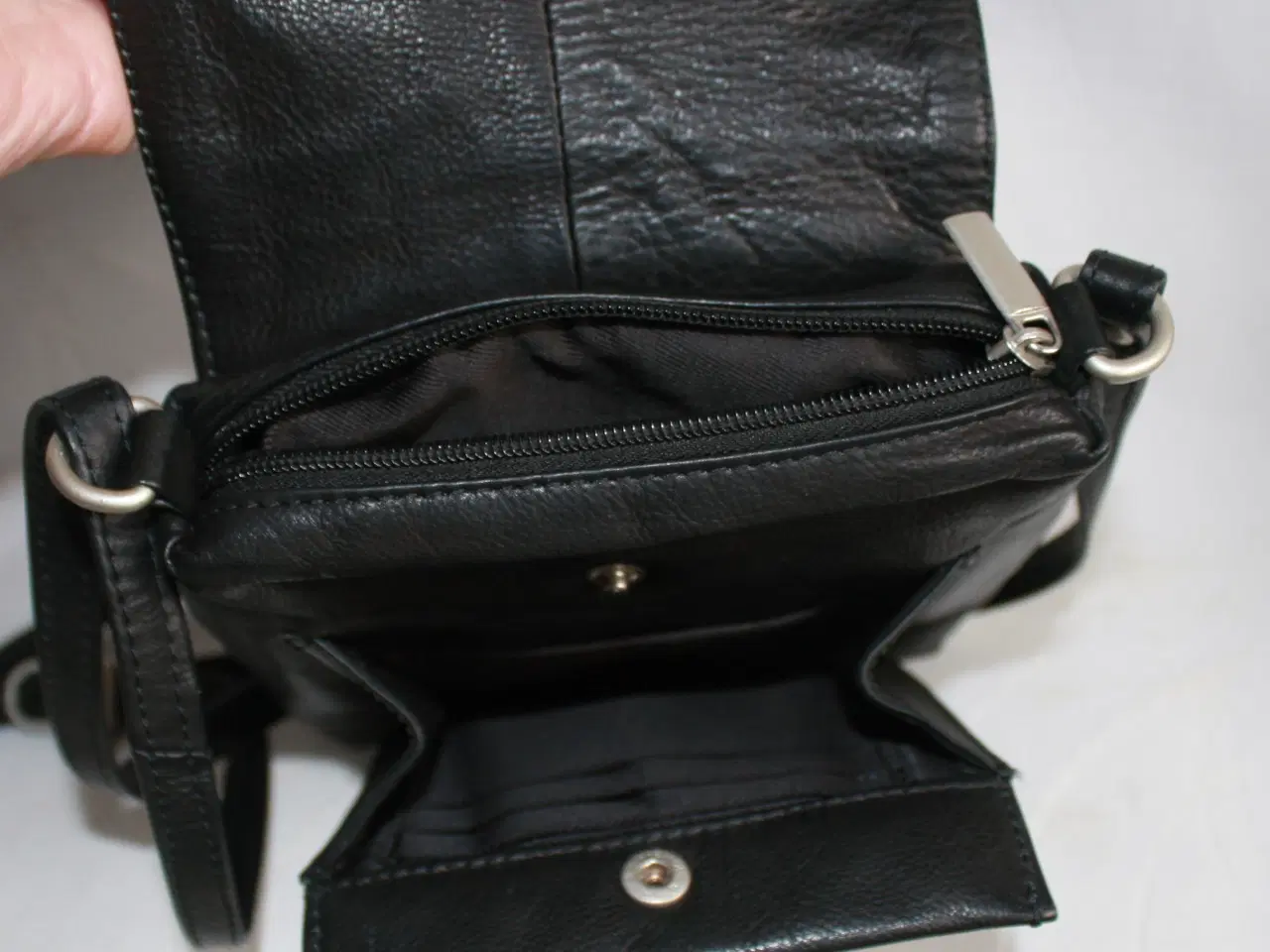 Billede 4 - Lille taske af sort skind