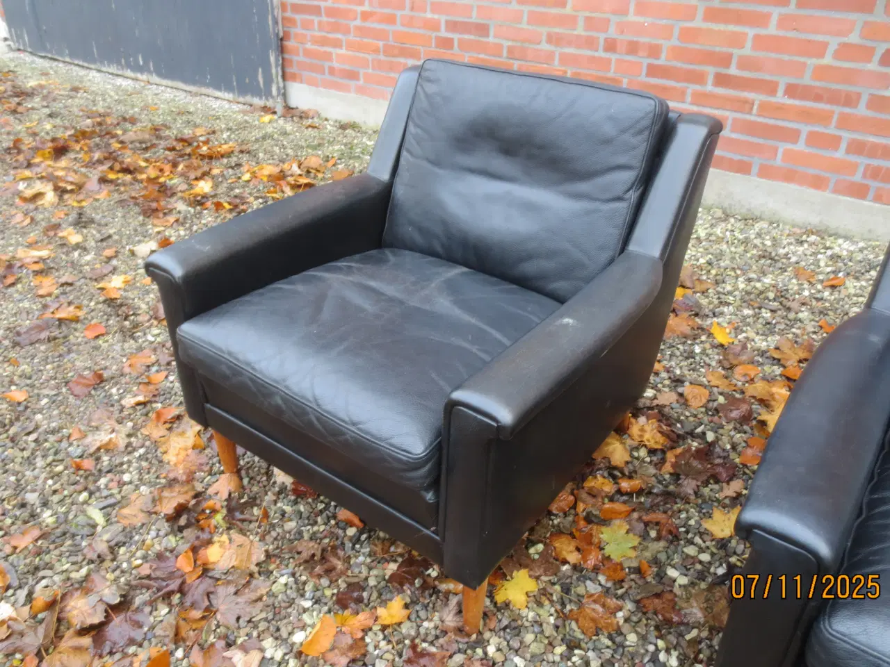 Billede 2 - 2 stk Lænestole i sort læder med teak ben 