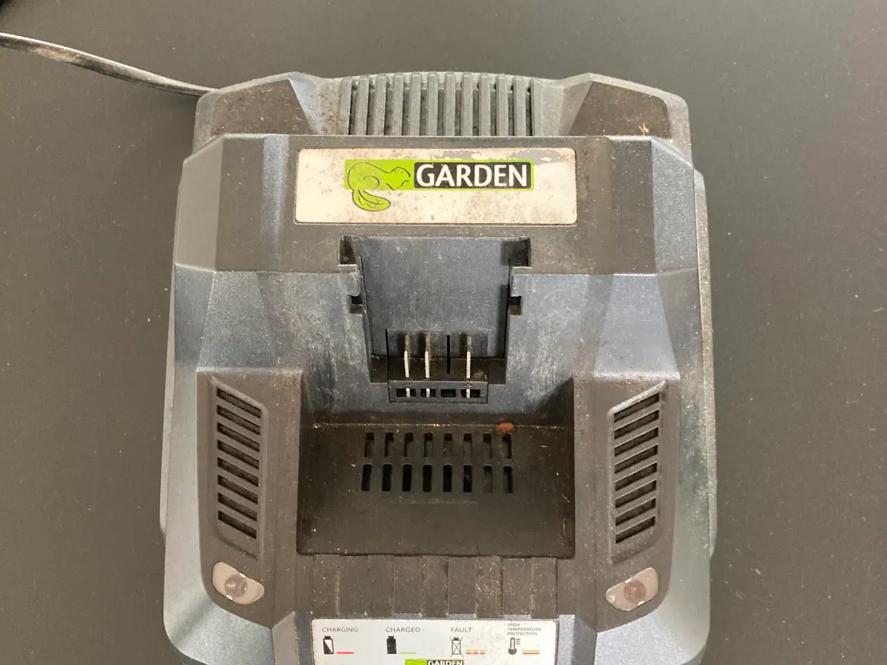 Billede 3 - To batterier og oplader til GARDEN el plæneklipper