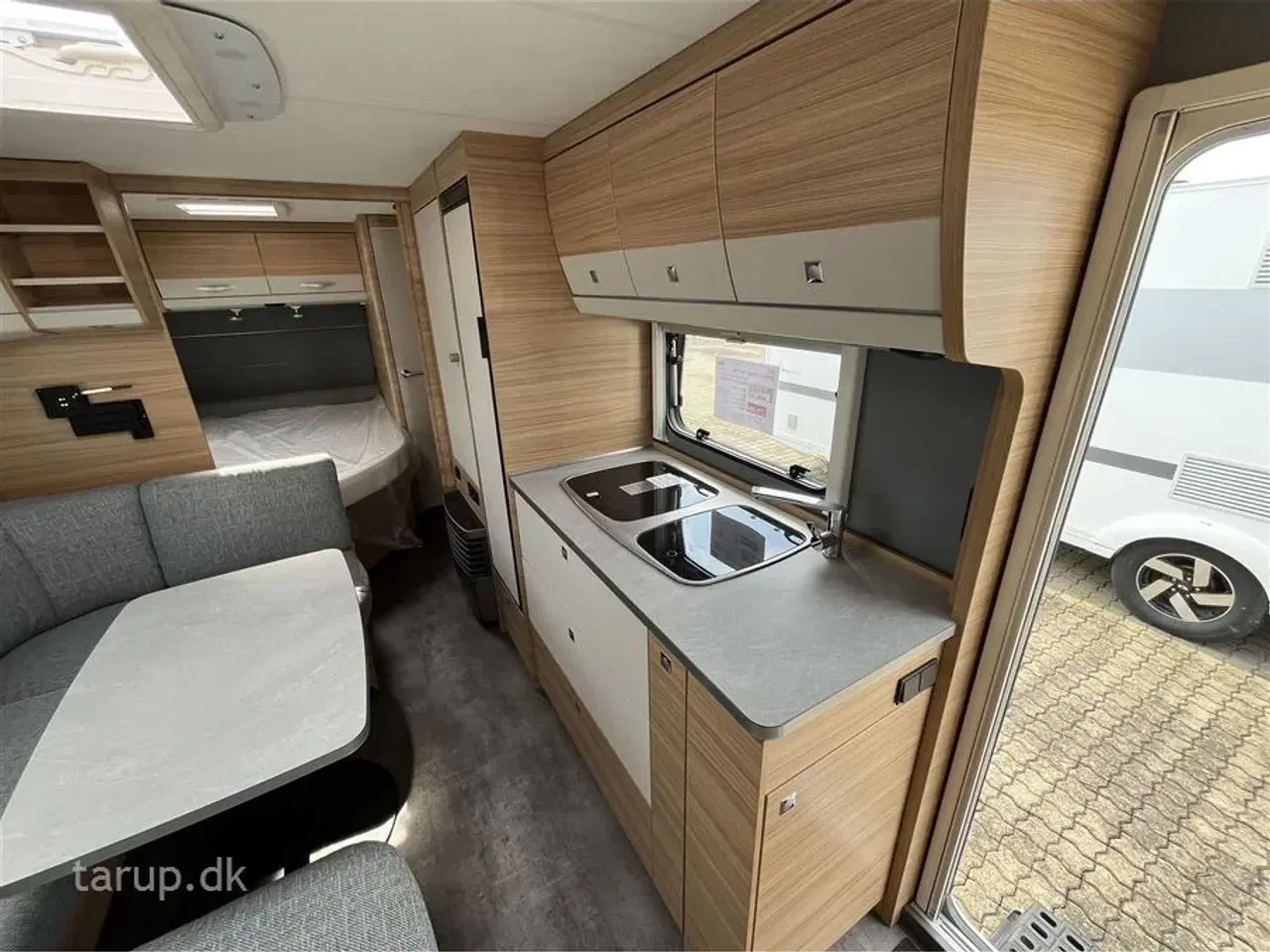 Billede 10 - 2023 - Dethleffs Camper 560 FMK    Kan opvejes til totalvægt 2000 kg. Dobbeltsengs- og køjevogn, rundsidde-gruppe, Truma varme, 3-trins el-gulv-varme, stort kølesk.