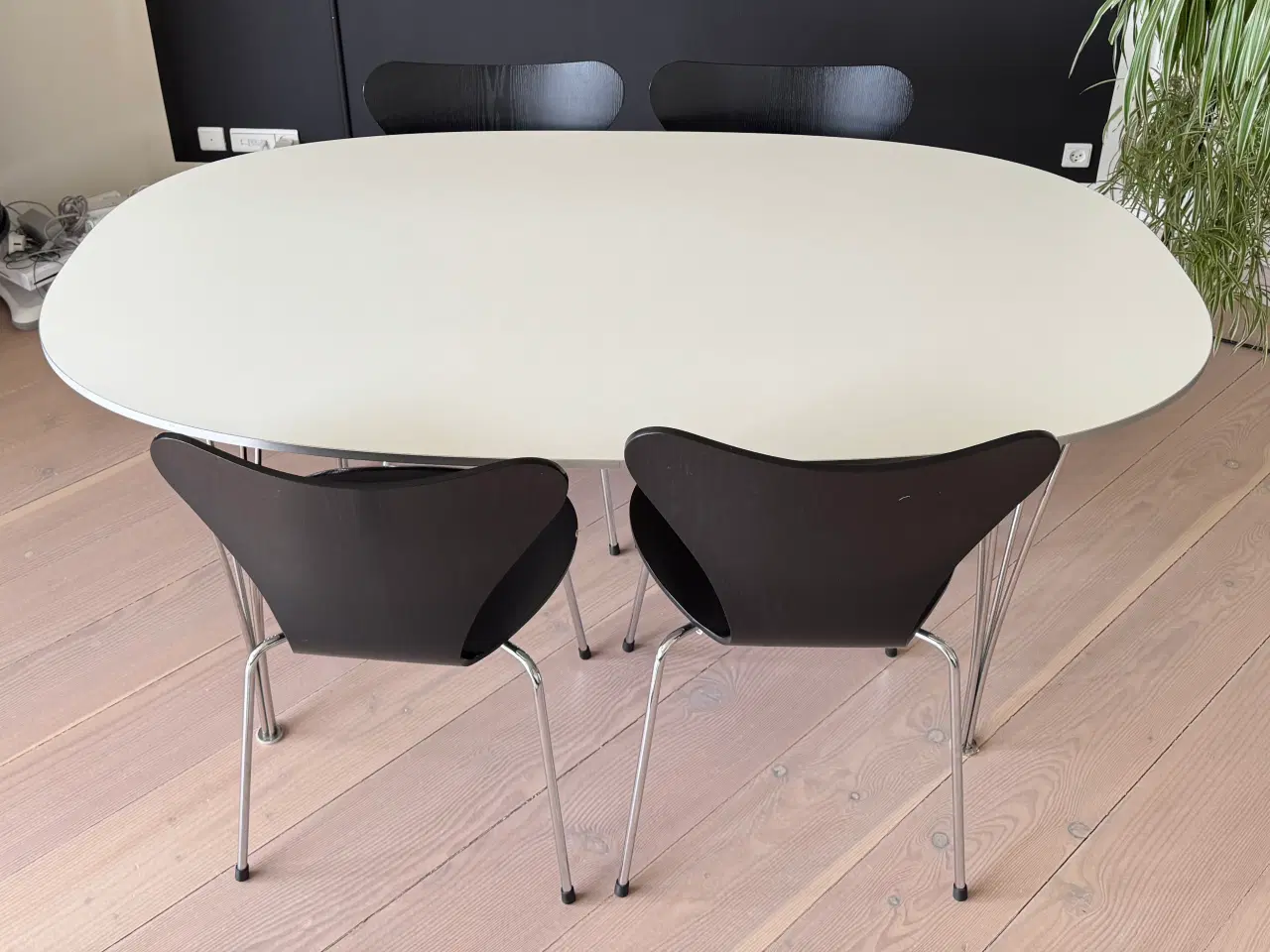 Billede 1 - Ovalt super elipsebord med 7’er stole