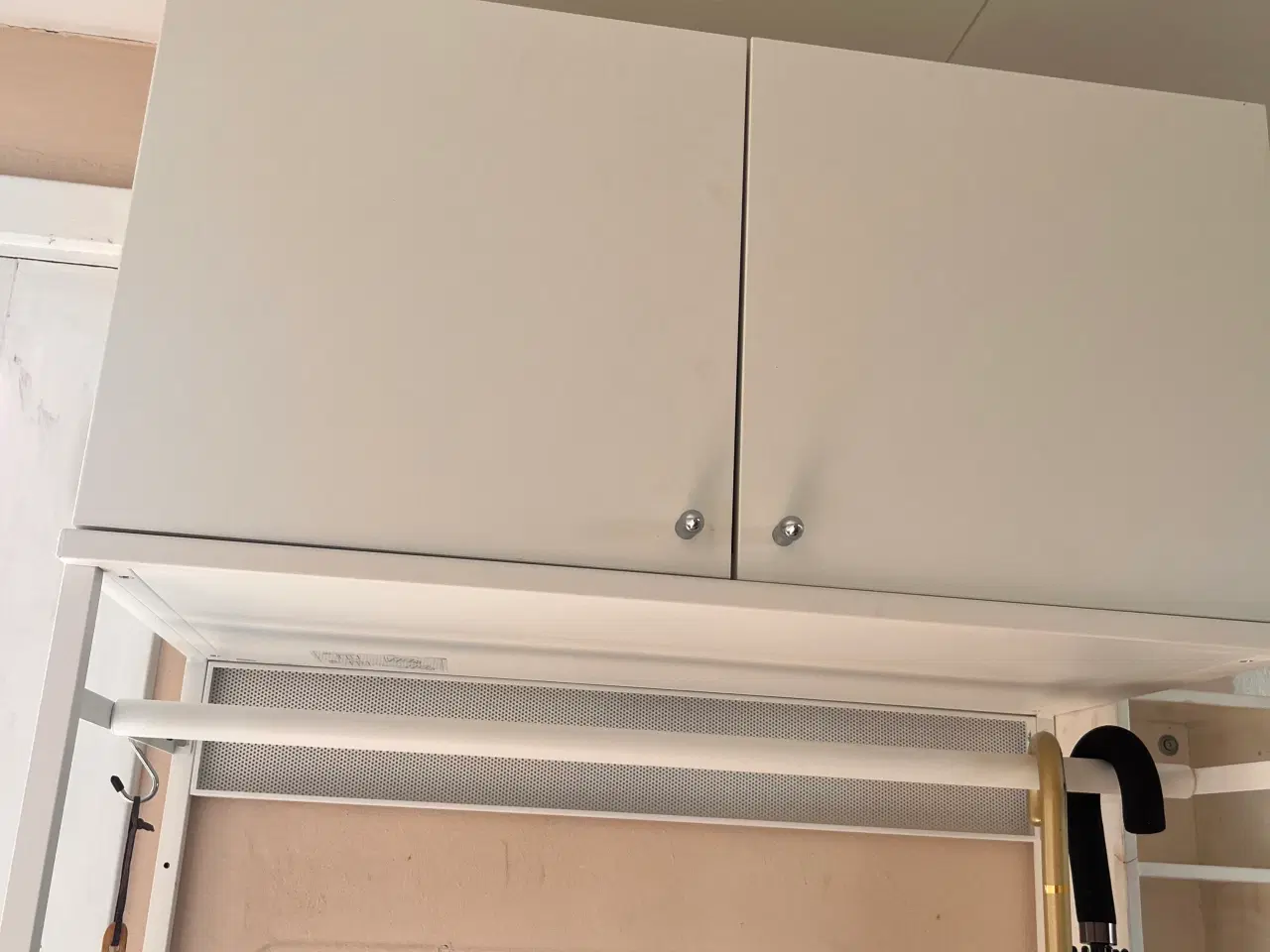 Billede 7 - Garderobe.  3 skuffer og låger Plastafra ikea