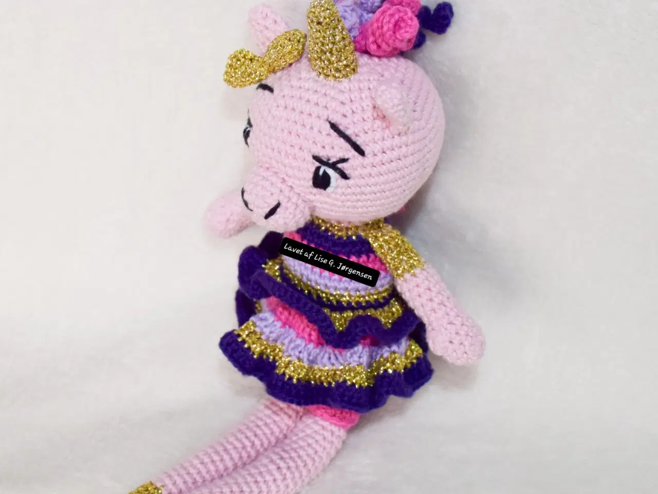 Billede 1 - Hæklet enhjørning med strutkjole & krøller