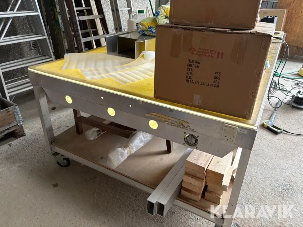 Billede 9 - Arbejdsbord på hjul uden indhold