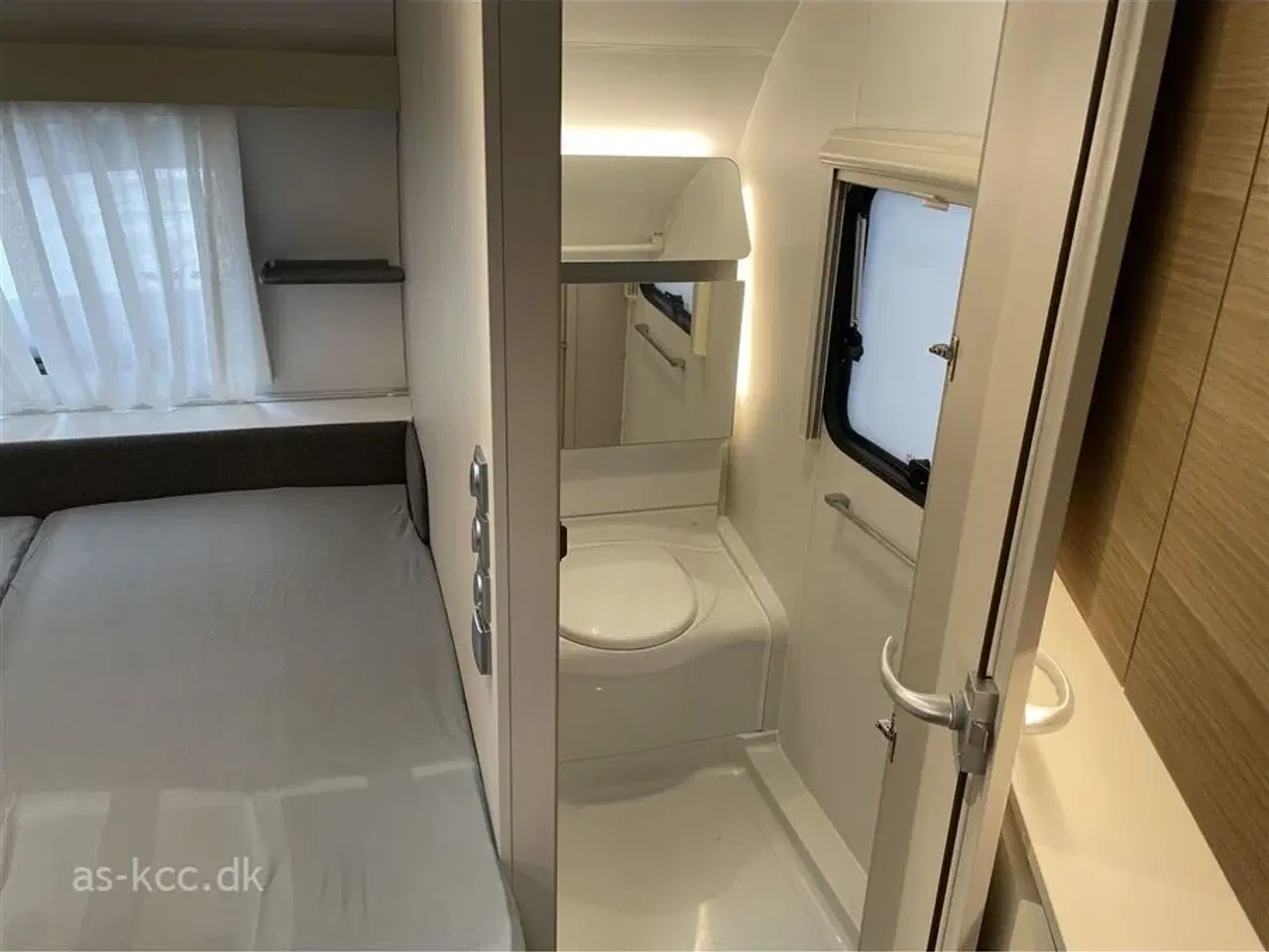 Billede 10 - 2021 - Adria Adora 613 PK Teen   Adria Adora 613 PK Teen årg. 2021, 7 sovepladser 10 siddepladser  Mover, Isabella Commodore Dawn 3 m fortelt med tæppe, DuoControl, Cykelstativ