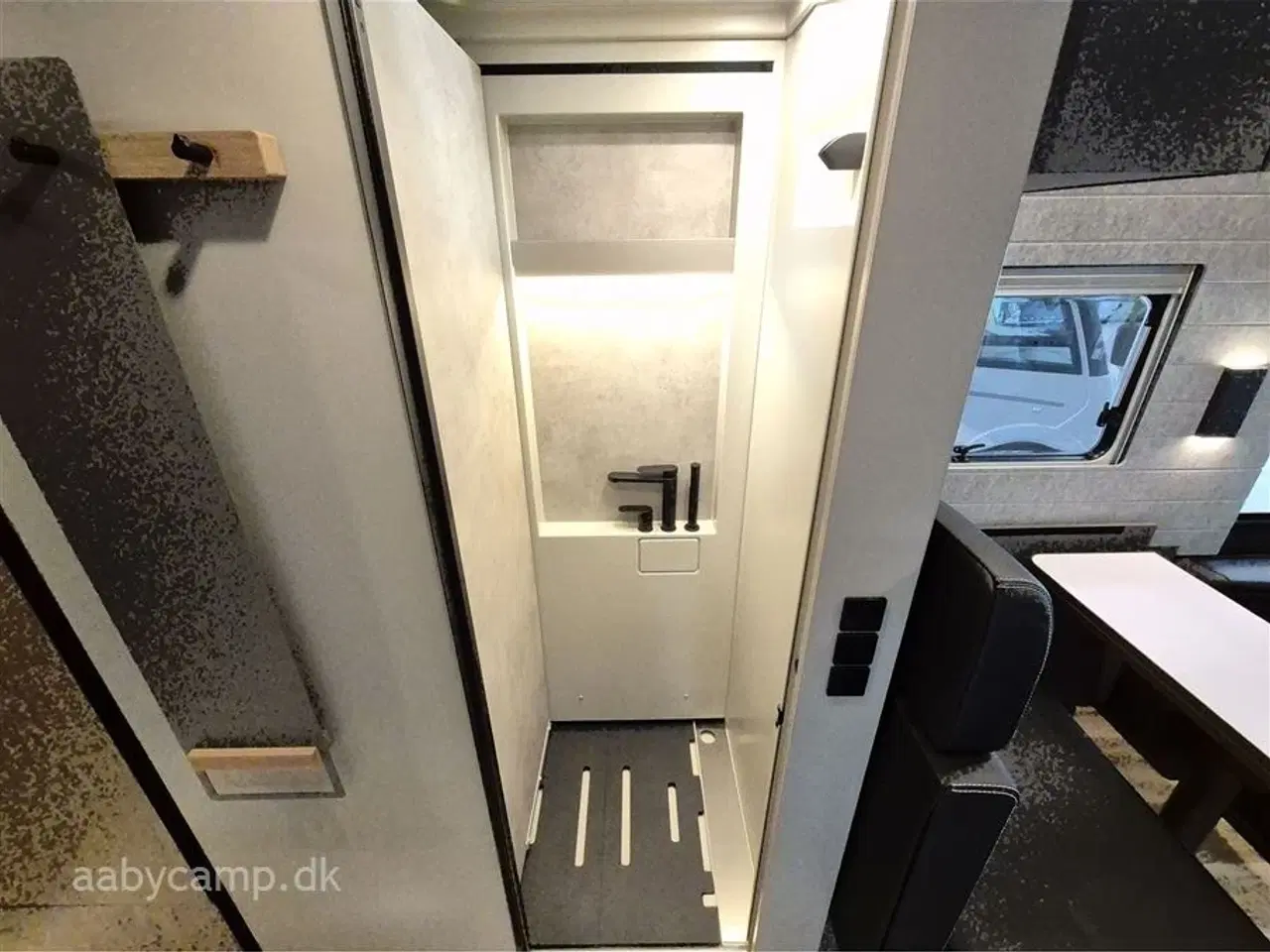 Billede 18 - 2025 - Niesmann+Bischoff Arto 78   solceller. 3x150 Ah lithium batterier. 3000w inverter. Elektrisk markise. Udv. gas/vand. Helårsdæk. 2x TV. Duo control. luft undervogn. Hydrauliske støtteben.