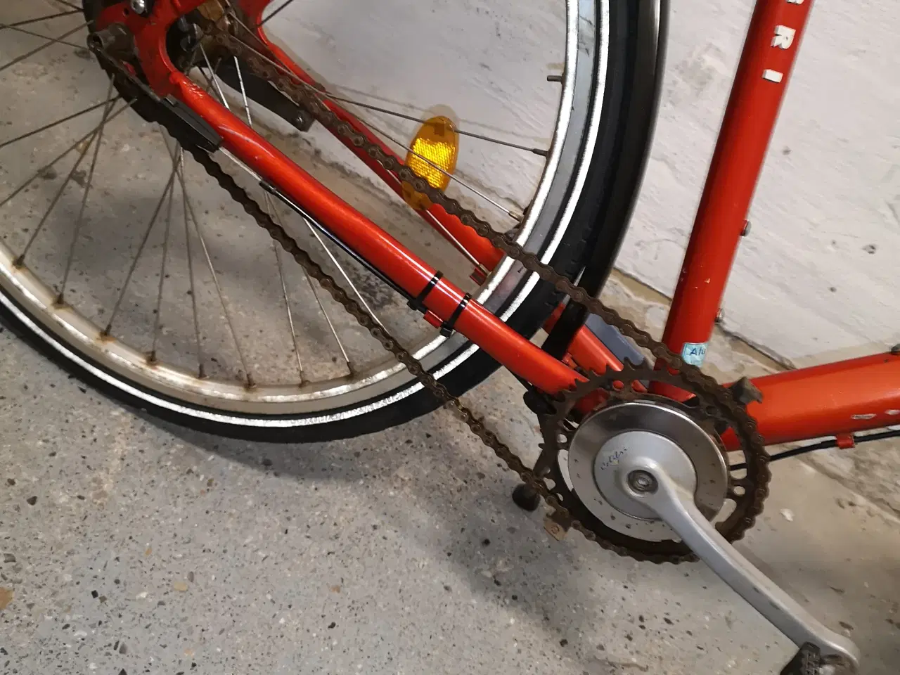 Billede 3 - KILDEMOES rød 28"  57cm ,3 gear , Løs  ,ny dæk bag
