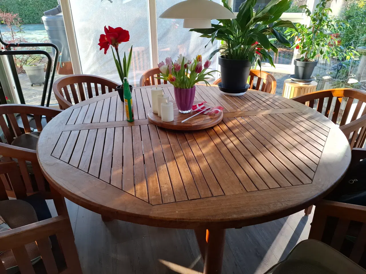 Billede 1 - Flot rundt spisebord med bananstole i massiv træ