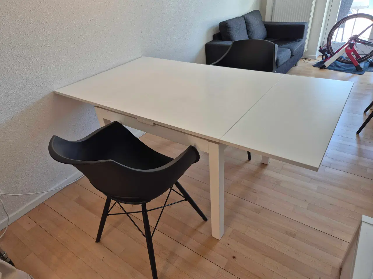 Billede 2 - Hvidt spisebord perfekt til to personer sælges🌸