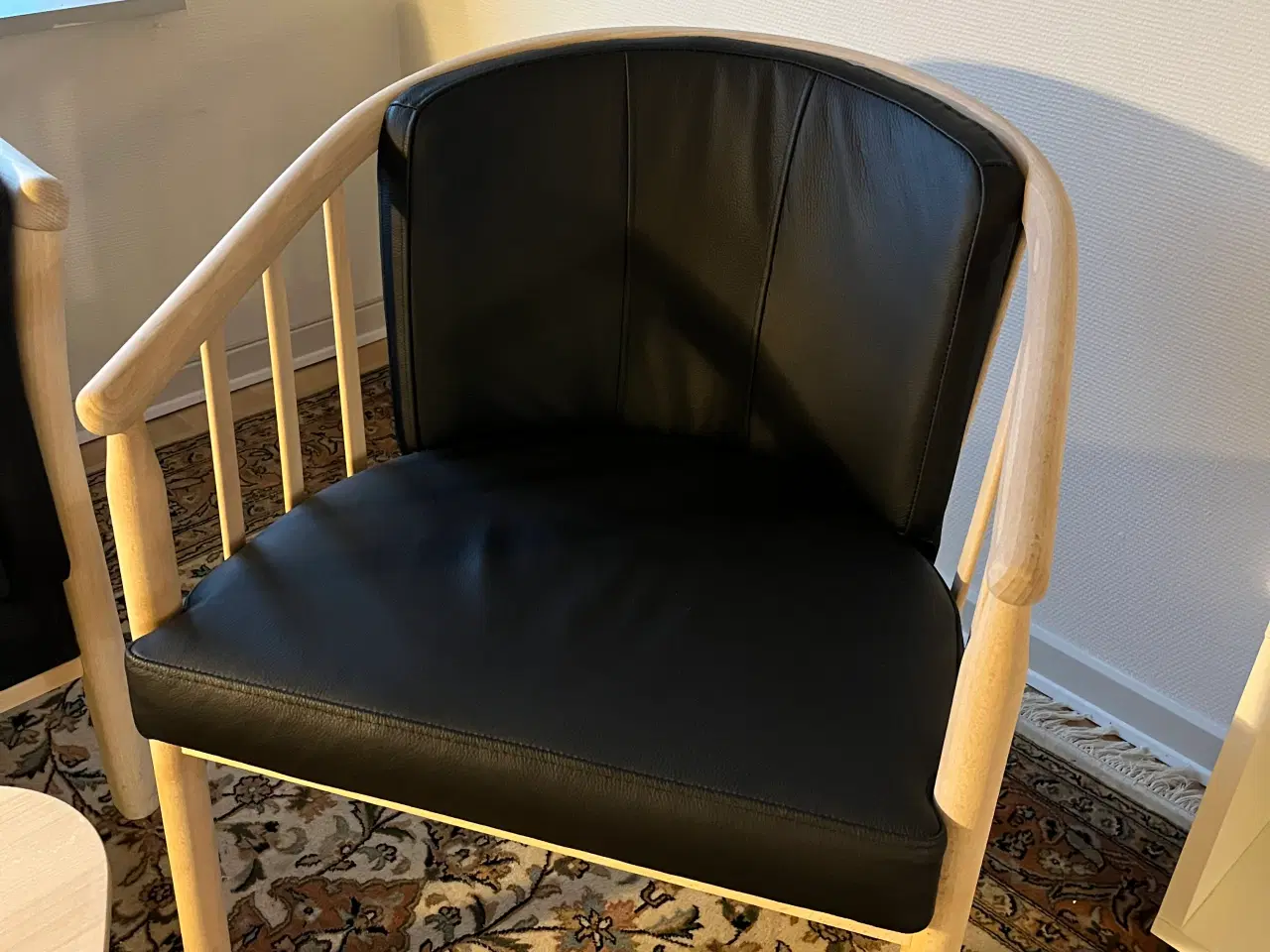 Billede 4 - Lædersofa og stol med sæbebehandlet tremmestel. 