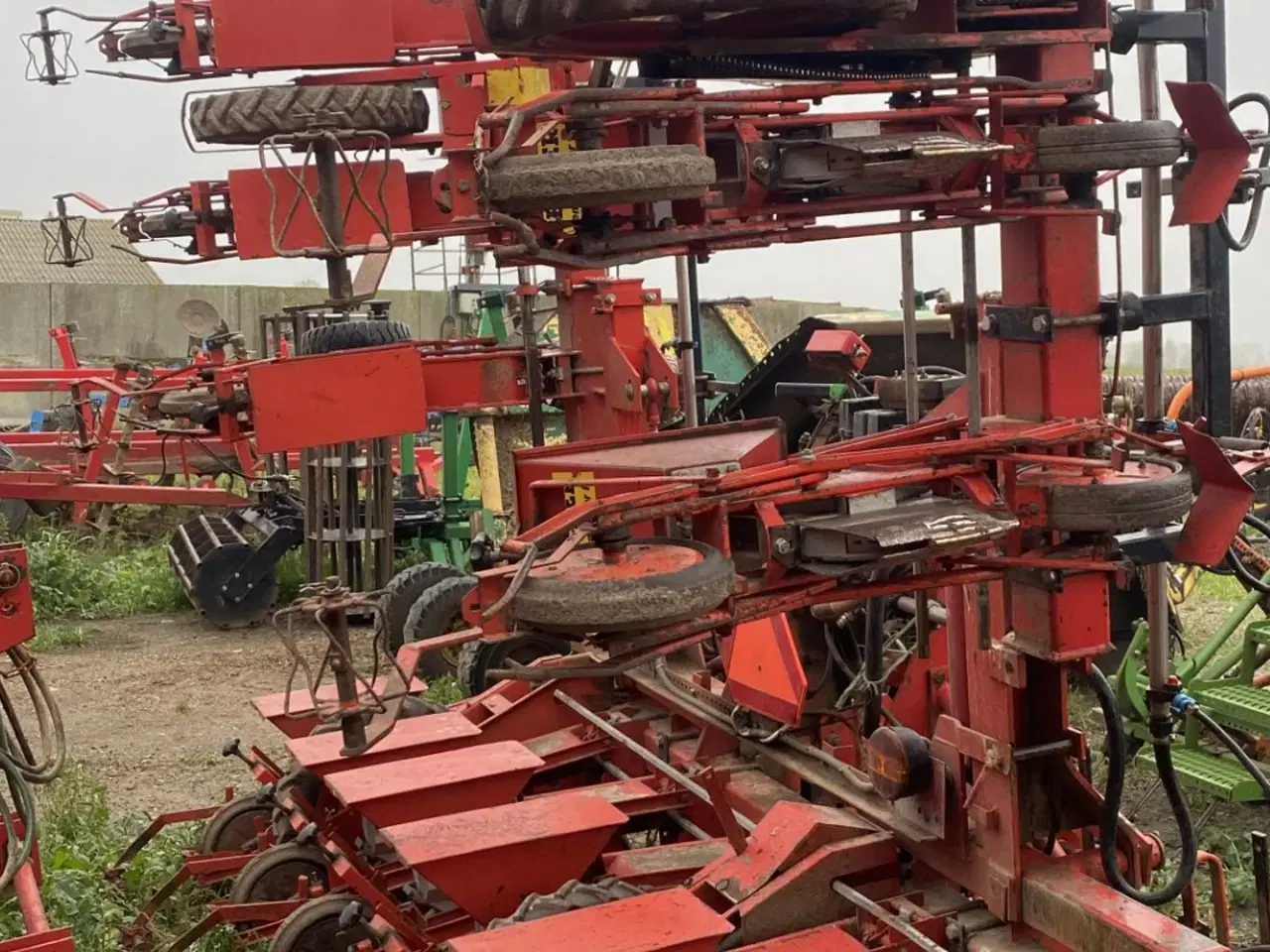 Billede 2 - Becker 12 rækket såmaskine med udstyr til flydende gødning. Fronttank medfølger til prisen.