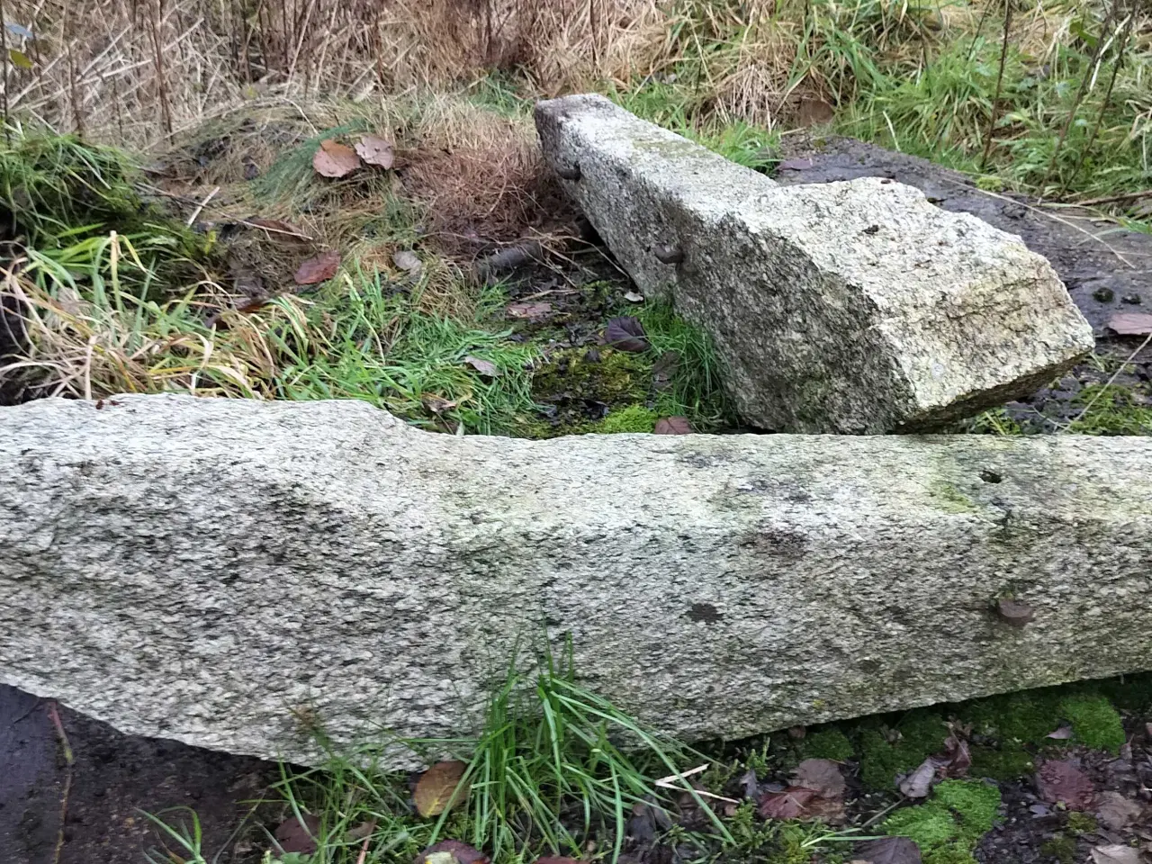 Billede 1 - Granit søjler 2 stk med kroge i