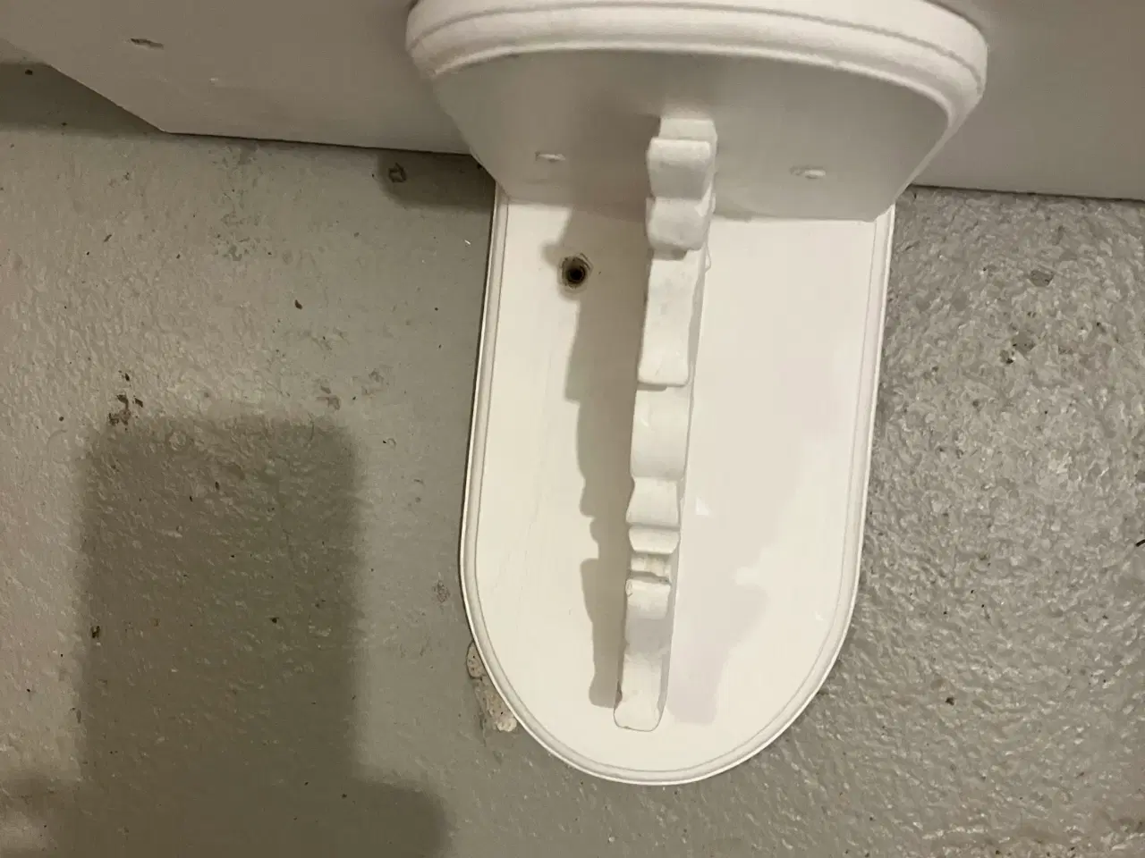 Billede 2 - Hylde i træ med udskæring 