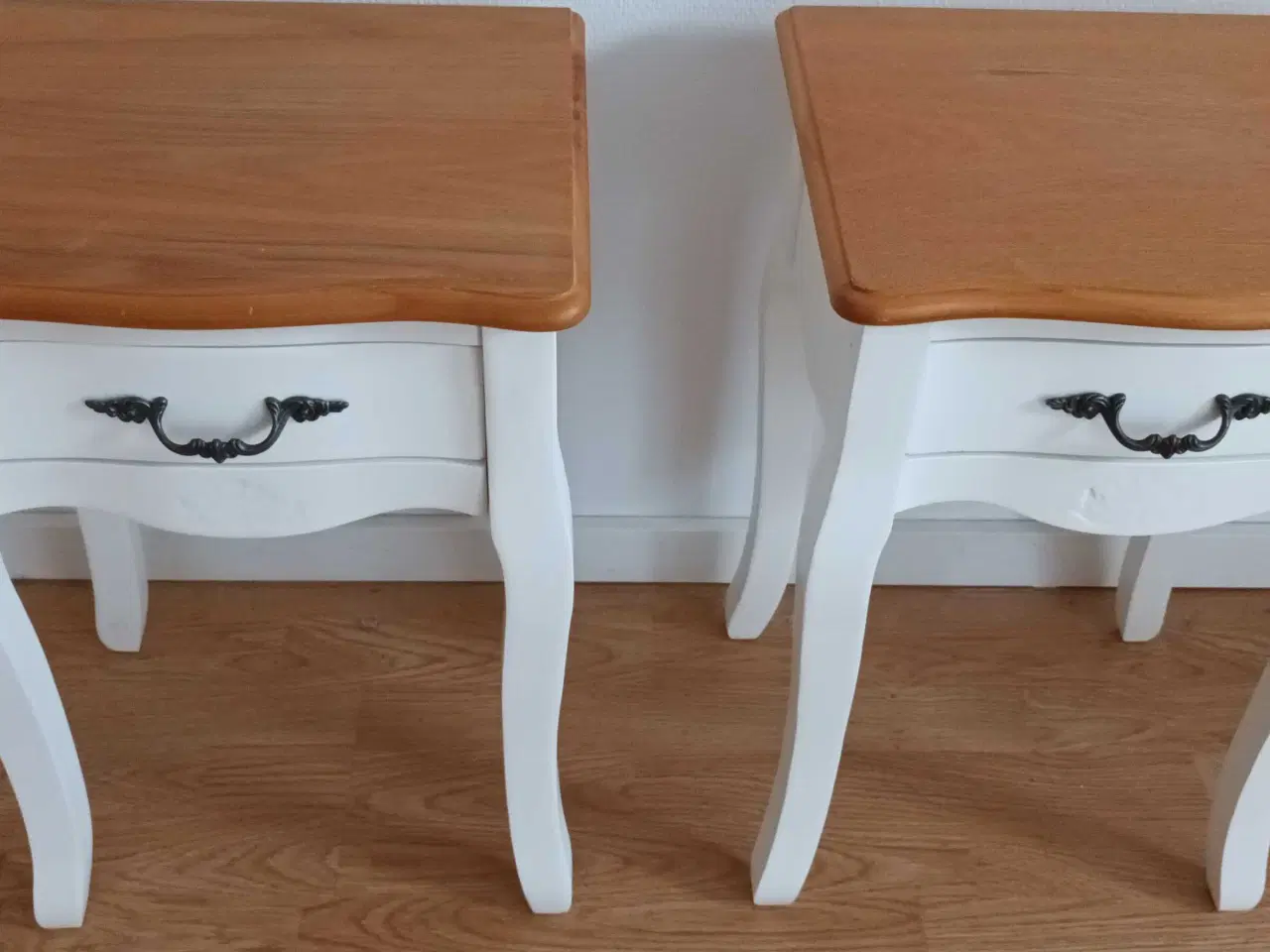 Billede 1 - Natborde hvide med skuffe og bordplade i bambus