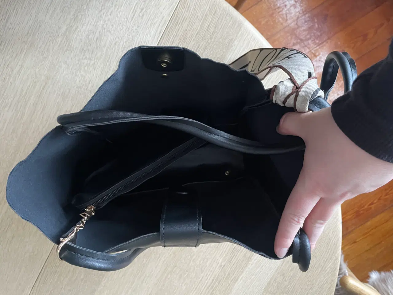 Billede 5 - Sort skuldertaske 