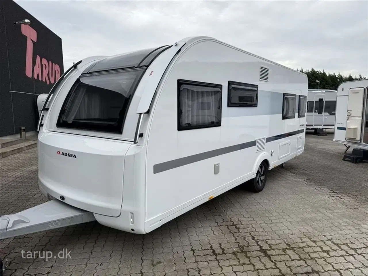 Billede 7 - 2024 - Adria Adora 572 UT Selected Edition   Enkeltsenge, rundsiddegruppe, stort badeværelse, Alde centralvarme, aircondition og Smart Box gaskassesystem, El-gulvvarme