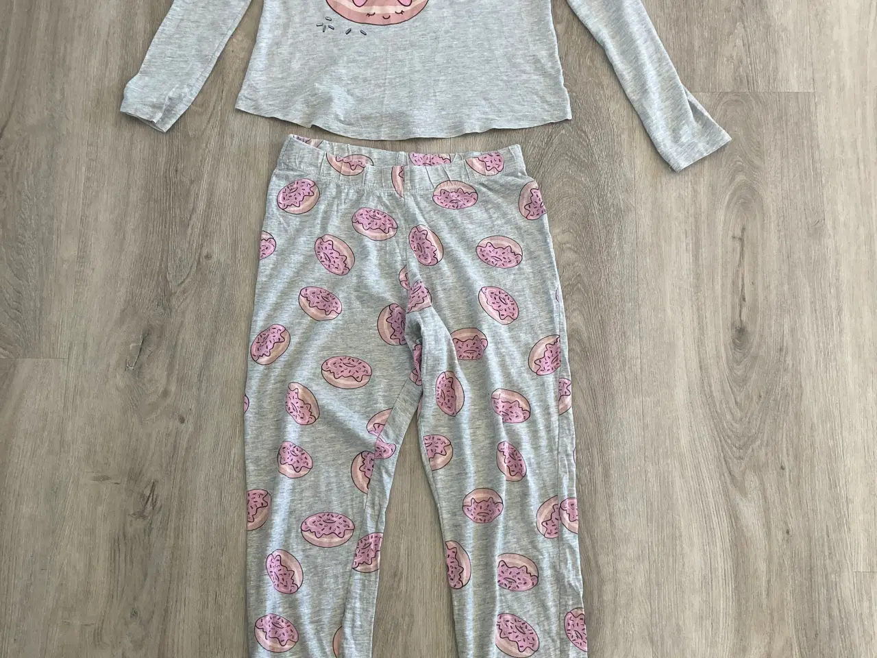 Billede 1 - Nattøj i str. 134/140 med donuts