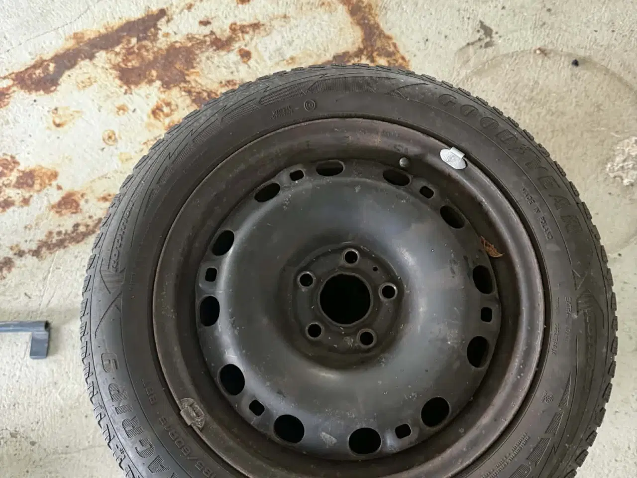 Billede 2 - 15" Stålfælg med Goodyear vinterdæk