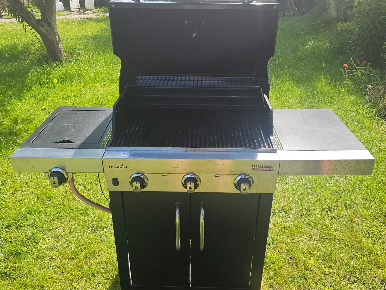 Billede 2 -  Stor Char-Broil gasgrill med 3 brændere & overtræ