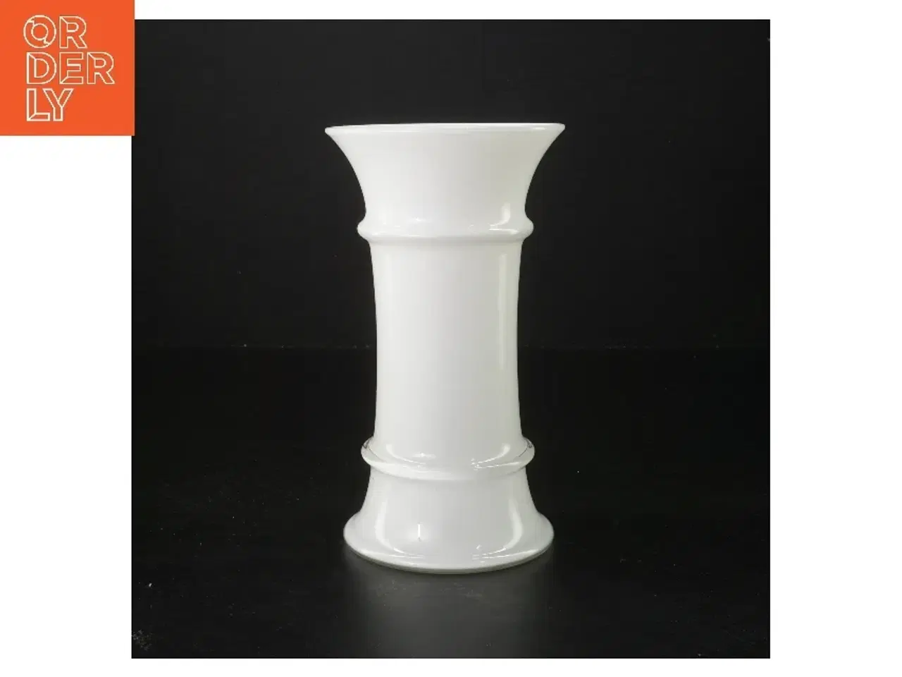 Billede 1 - Hvid vase fra Holmegaard (str. Ø 10 cm længde 18 cm)