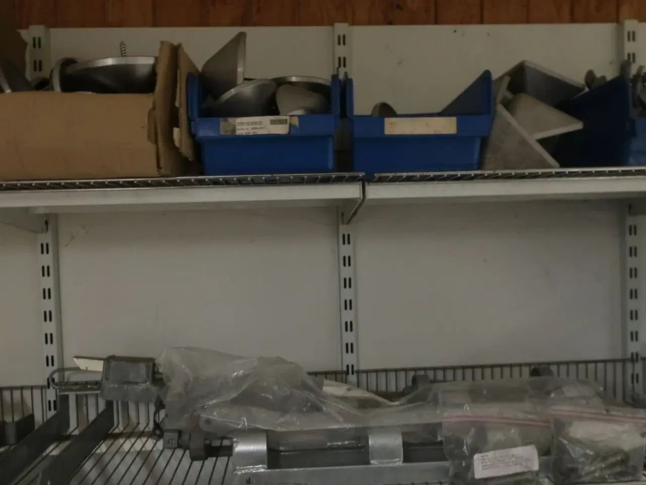 Billede 12 - 4+1 fag reoler inkl. indhold (hegnstilbehør m.v.) (se billeder)