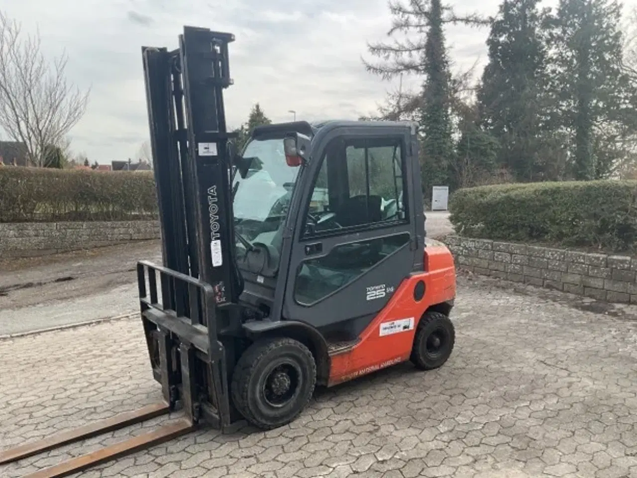 Billede 1 - Toyota 2500KG Gastruck  nye model  Førehus  Sideskift Gaffelflytter  5200 Timer