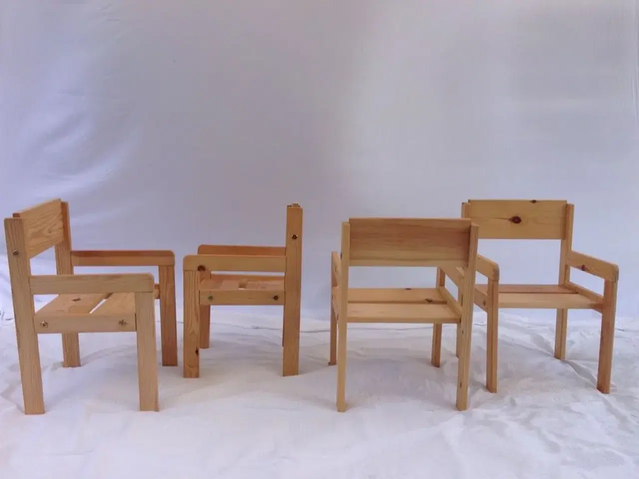 Billede 3 - Børnemøbelsæt: 4 stole & 1 bord.