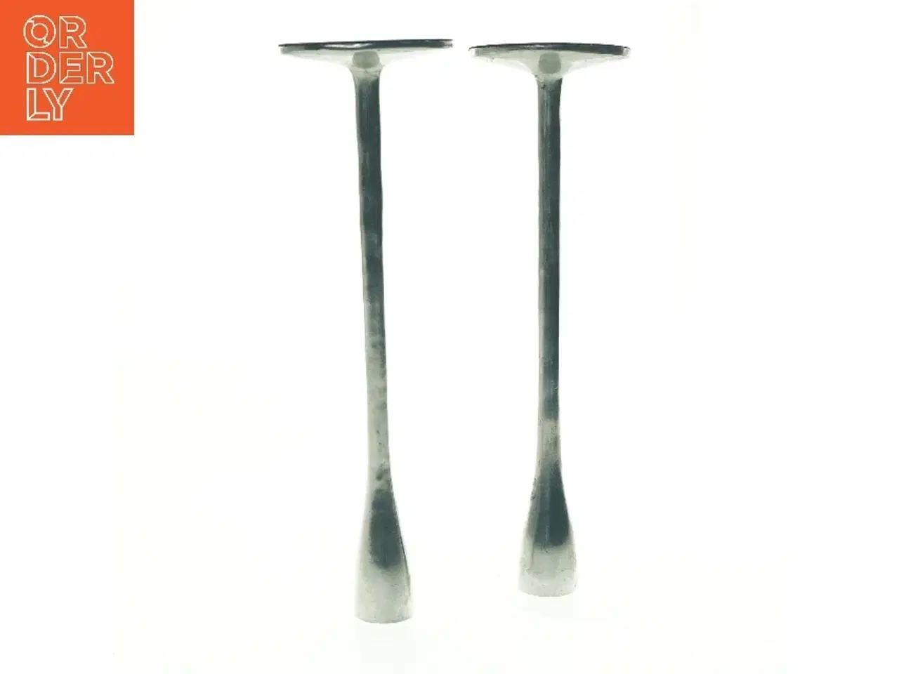 Billede 2 - Sølvfarvede lysestager (str. 27 x 8 cm)