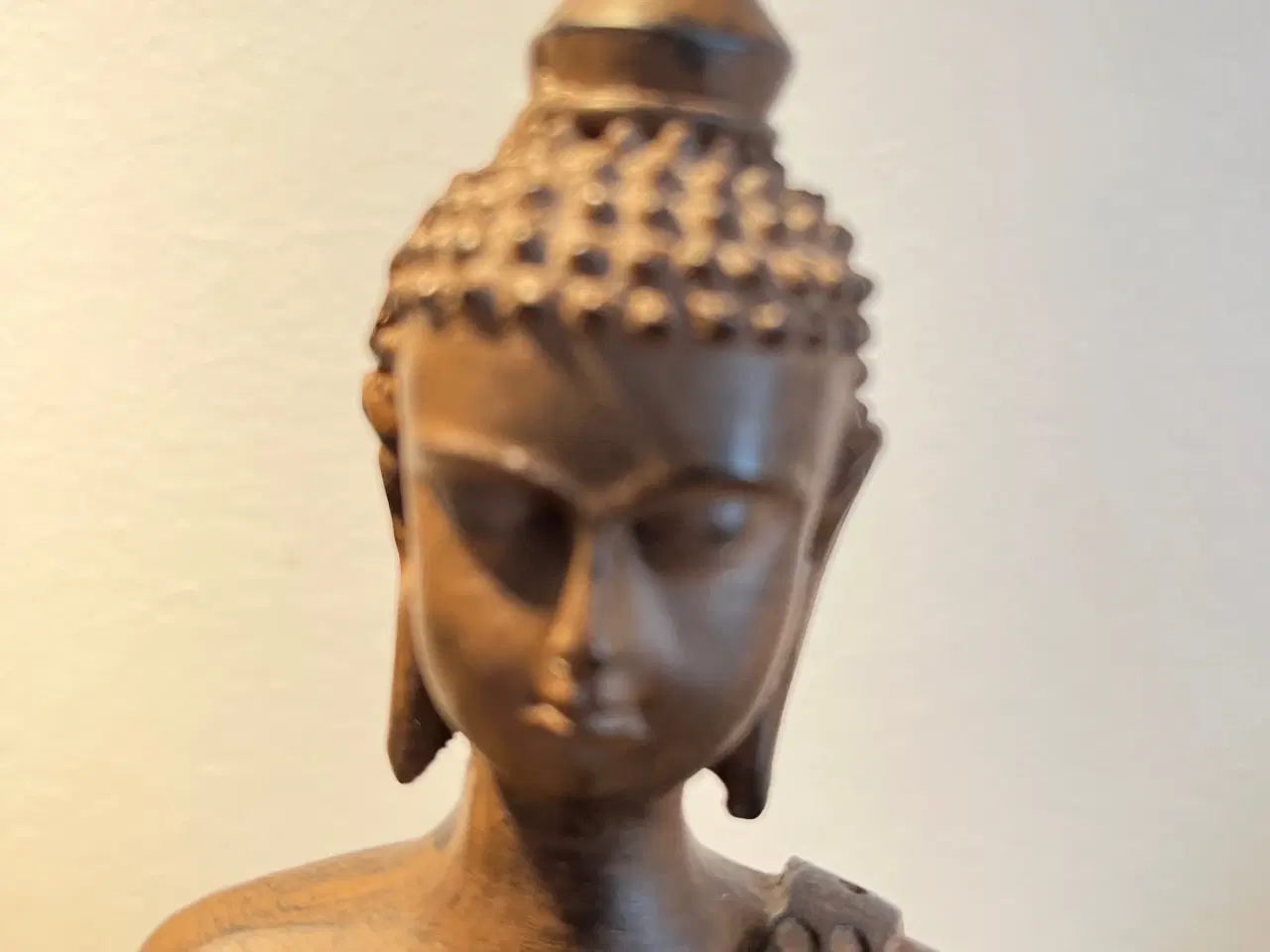 Billede 2 - Smuk, dekorativ Buddha-figur på detaljeret base 