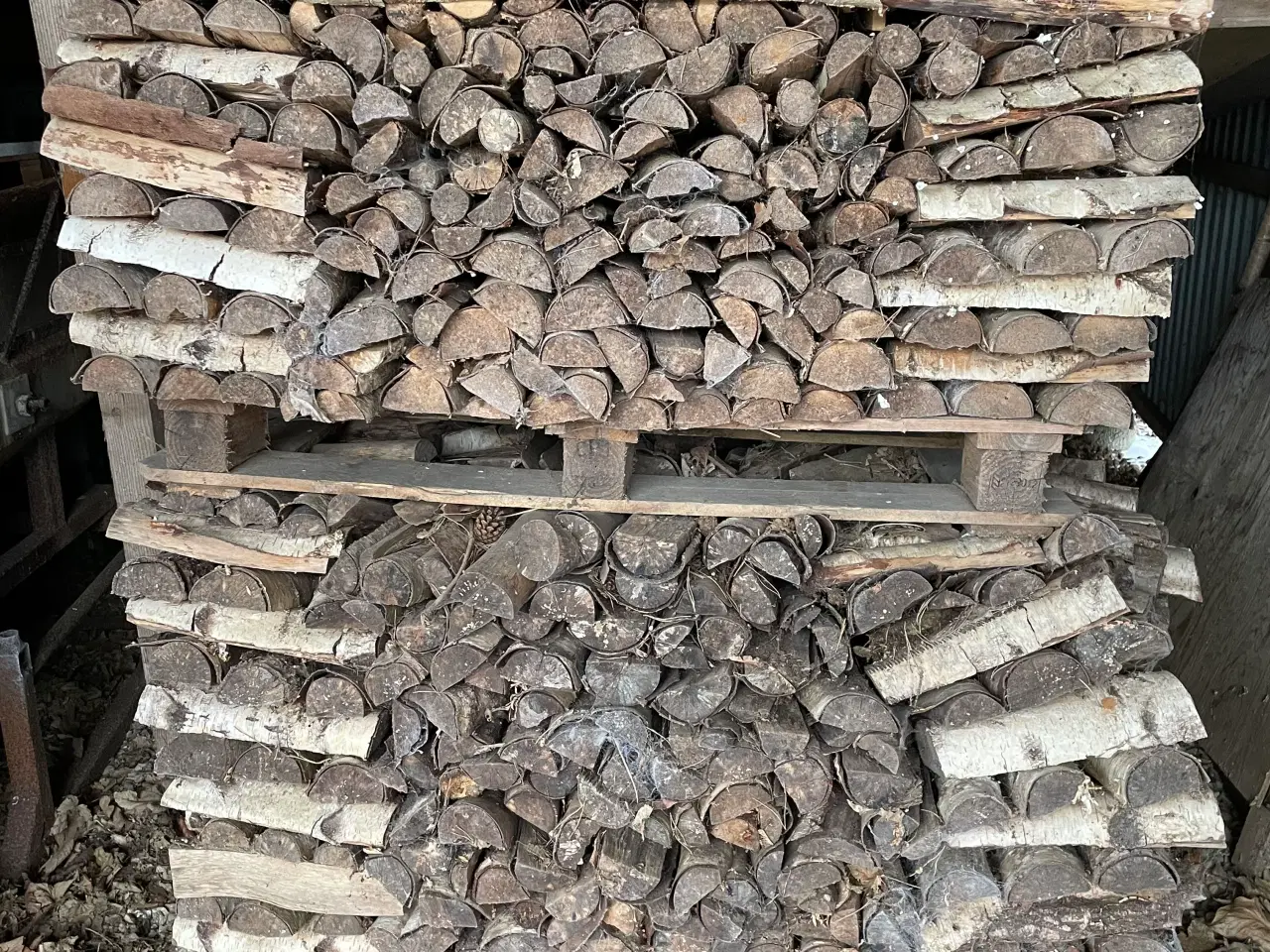 Billede 1 - Tørt birkebrænde står på en palle