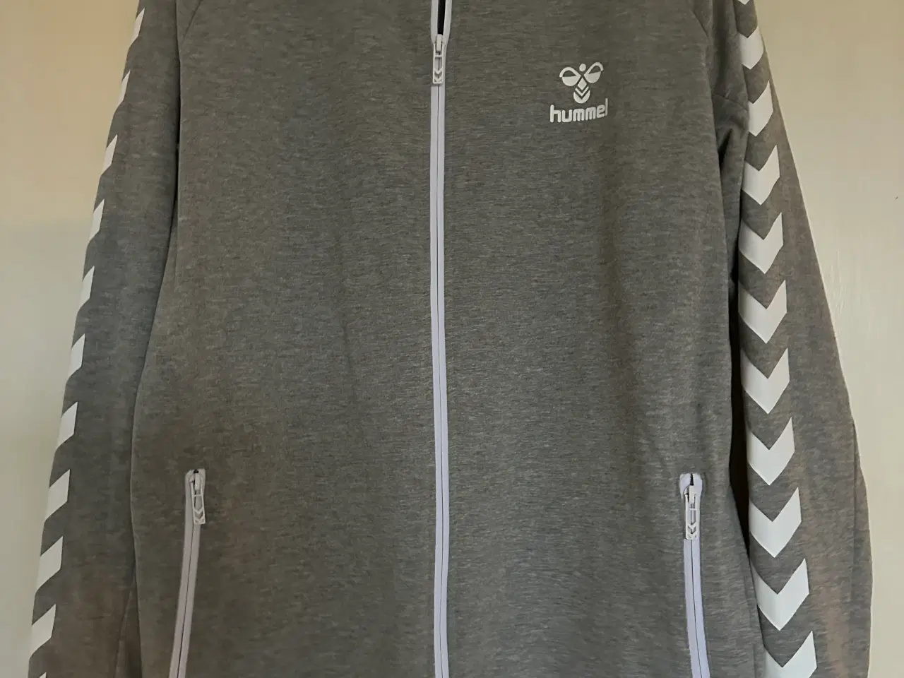 Billede 1 - Hummel trøje med lynlås