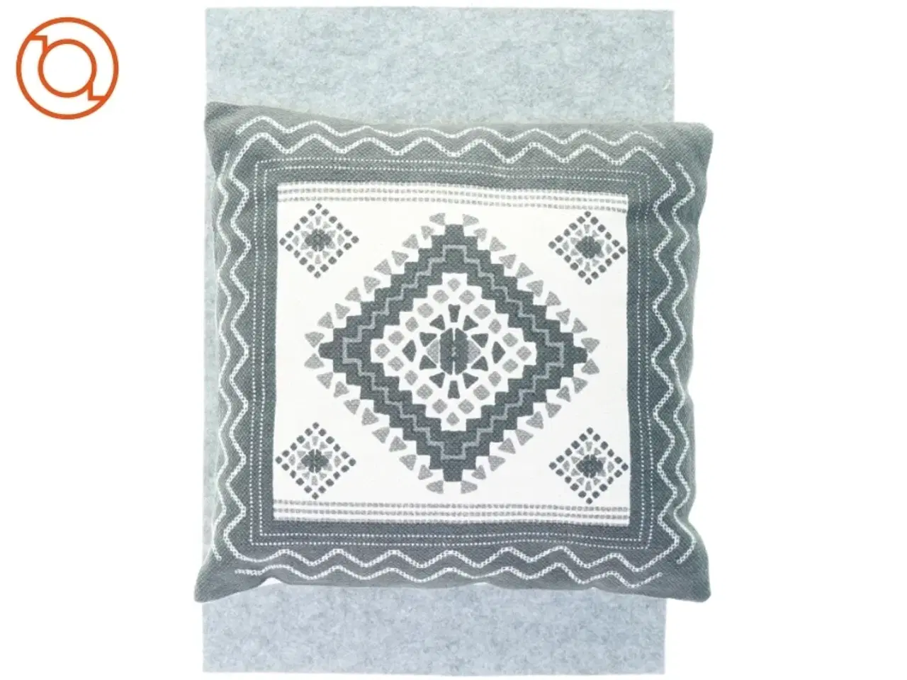 Billede 1 - Tæpper/løber (2 stk) og pyntepuder (3 stk), måler hhv 93 x 61 og 45 x 45 cm