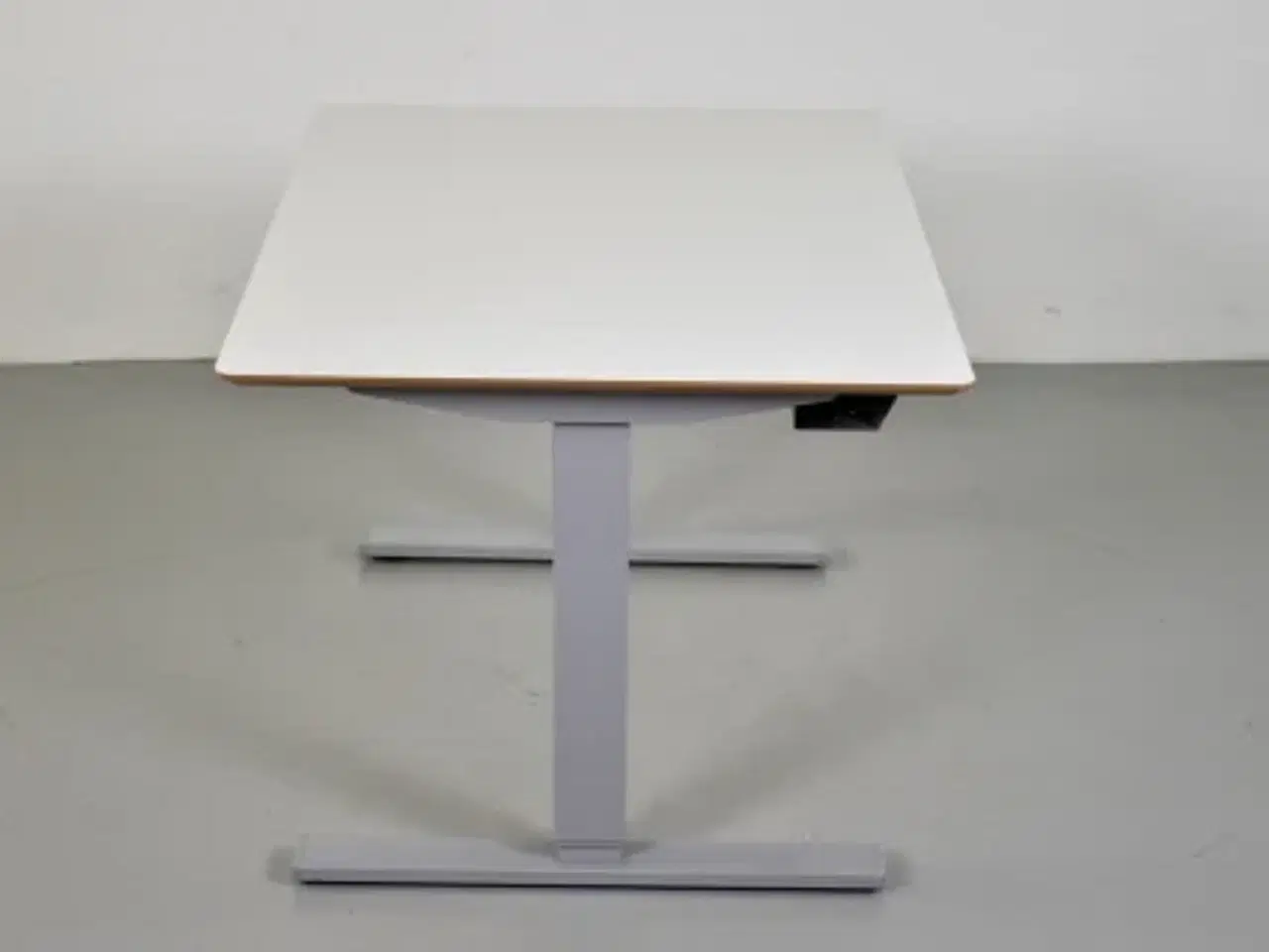 Billede 2 - Scan office hæve-/sænkebord med hvid laminat og kabelbakke, 120 cm.