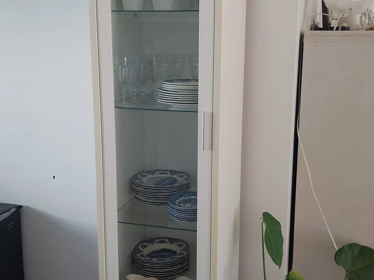 Billede 1 - Pænt, hvidt vitrineskab