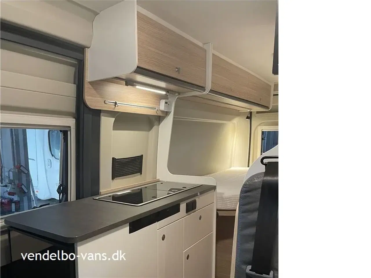 Billede 13 - 2022 - SunLight Cliff 640 Adventure Edition   Let kørt Van model med enkeltsenge og 9 trins automatgear