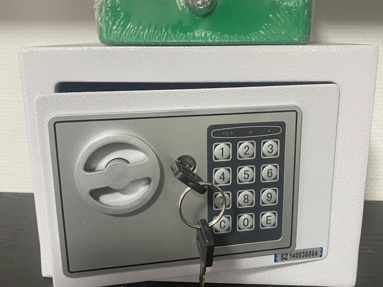 Billede 1 - Lille pengeskab og lille pengekasse.