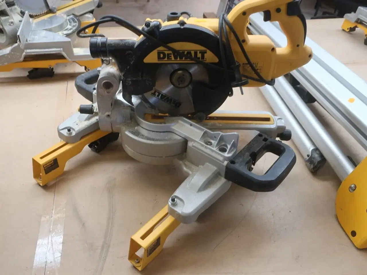Billede 3 - Kap-/geringssav DEWALT DWS773 -QS med arbejdsbord