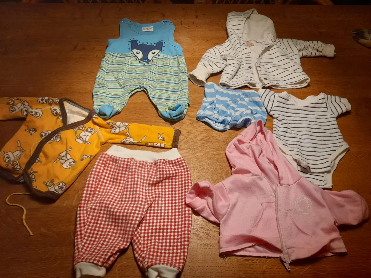 Billede 1 - 7 dele dukketøj.