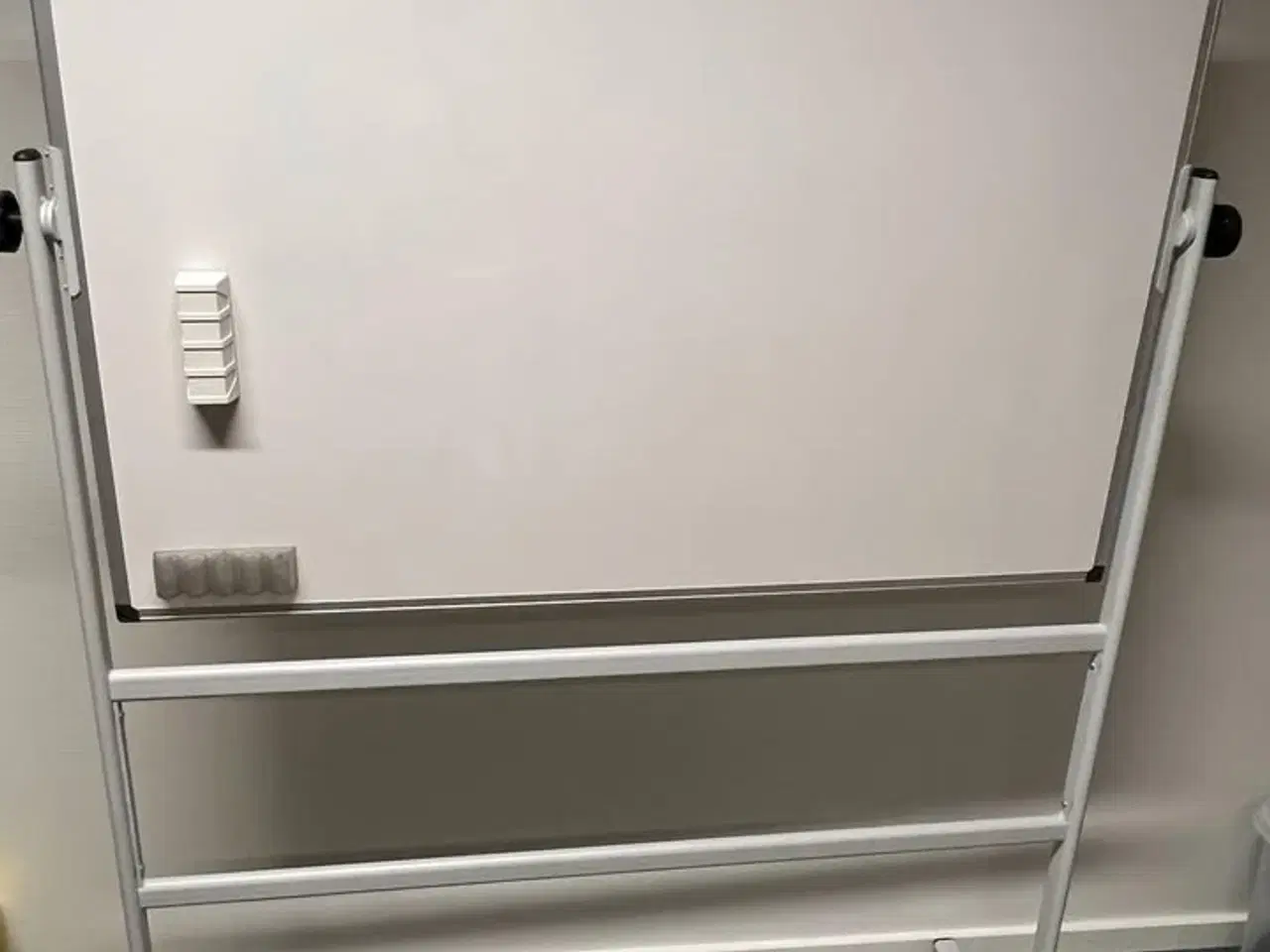 Billede 2 - Samlet sæt med kontormøbler og whiteboard sælges