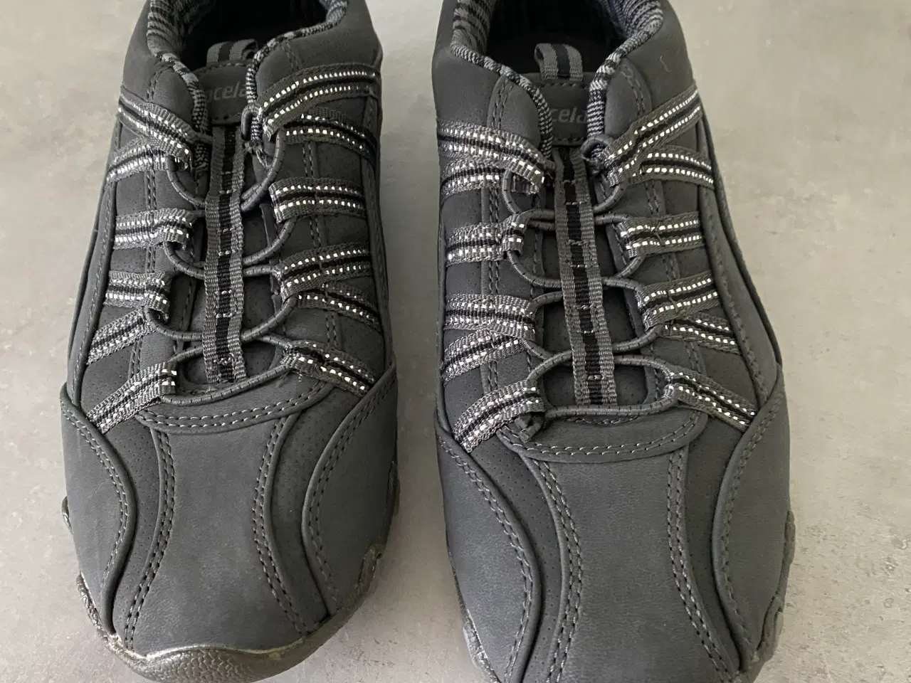 Billede 2 - Grå sportssko størrelse 37
