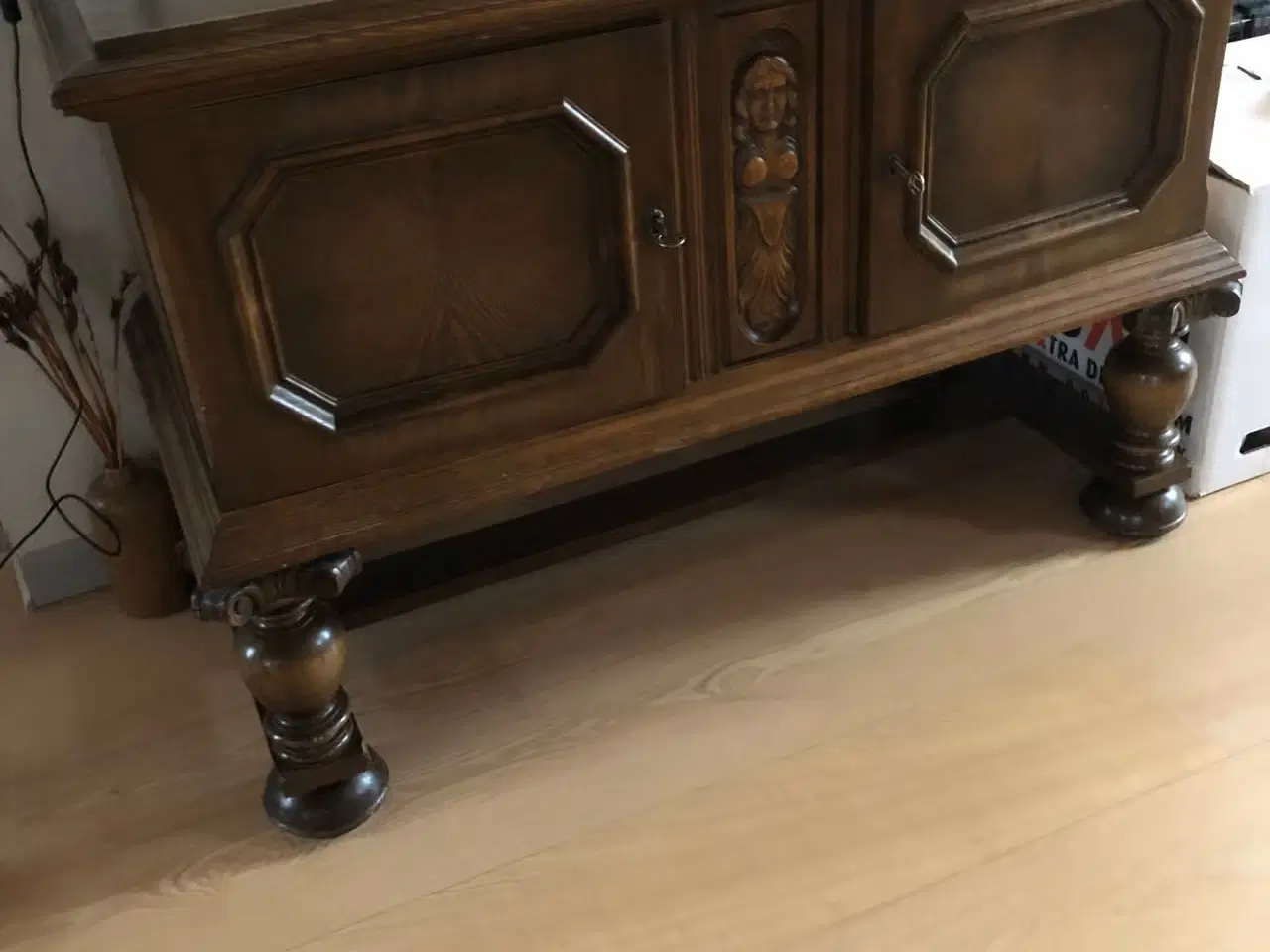 Billede 6 - Antik massivt egetræ skænk med udskæring