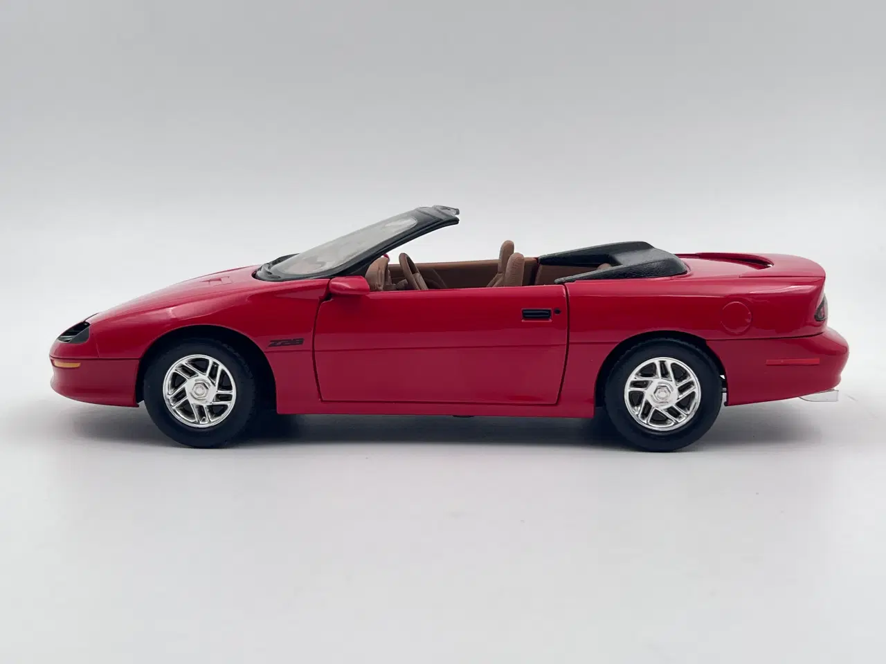 Billede 4 - 1996 Chrvrolet Camaro Z28 1:18  Super flot model