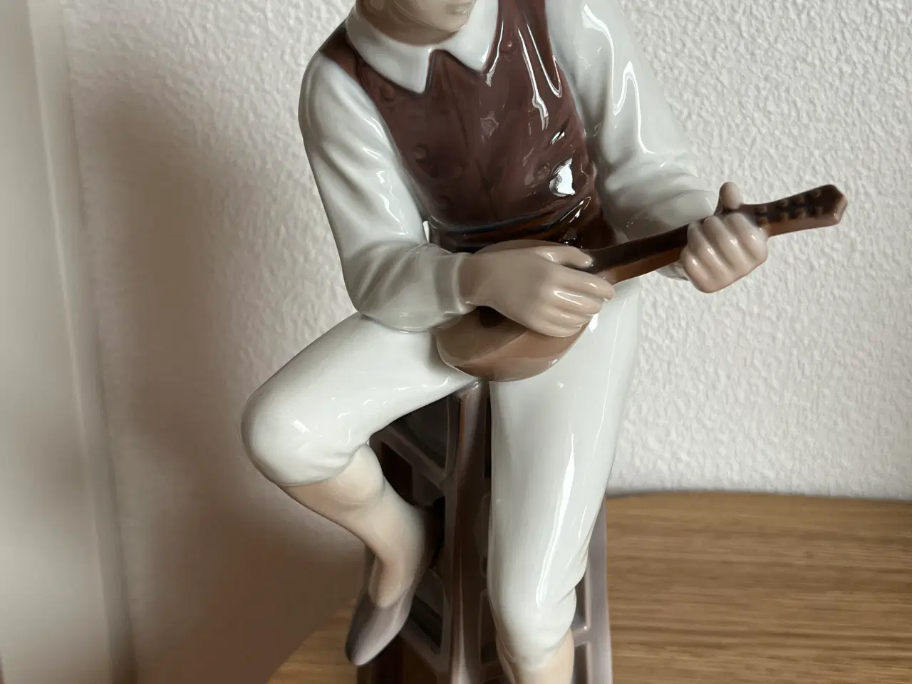 Billede 1 - Drengen der spiller banjo