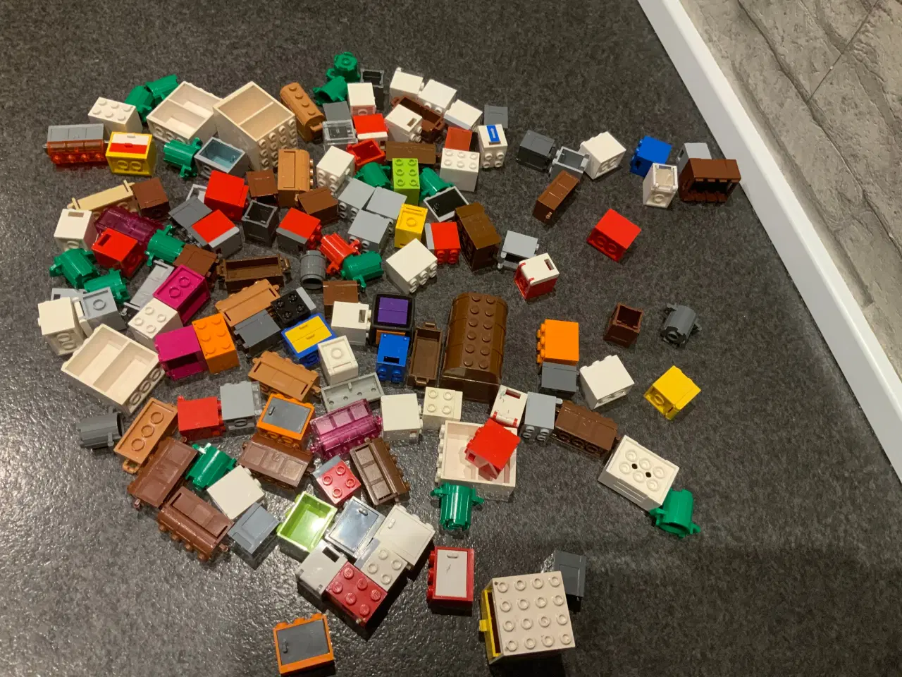 Billede 3 - Lego kister, kasser, skabe, tønder m.m.