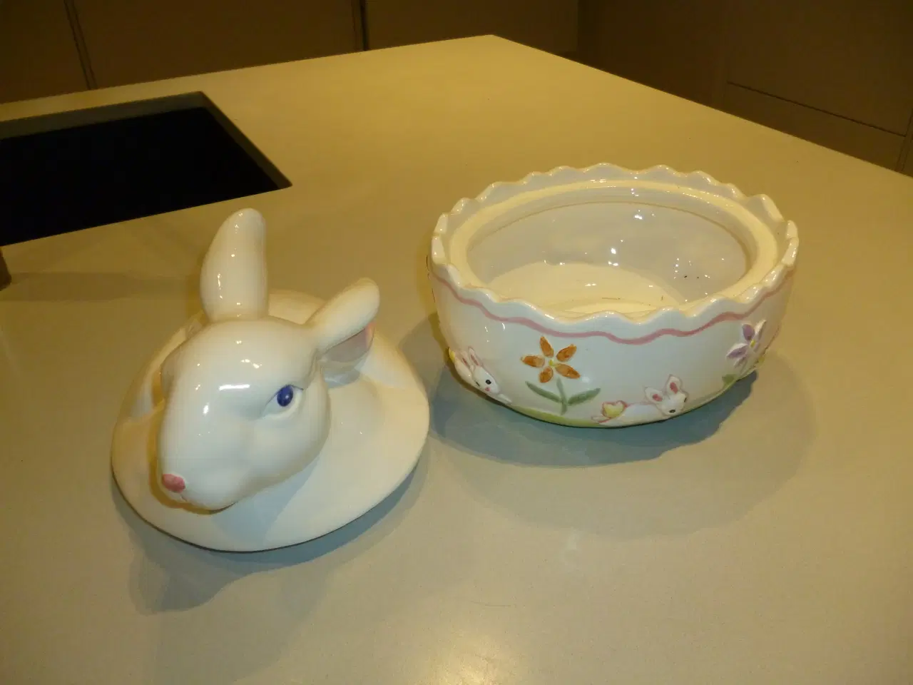 Billede 2 - Hvid porcelænsskål med kanin låg.