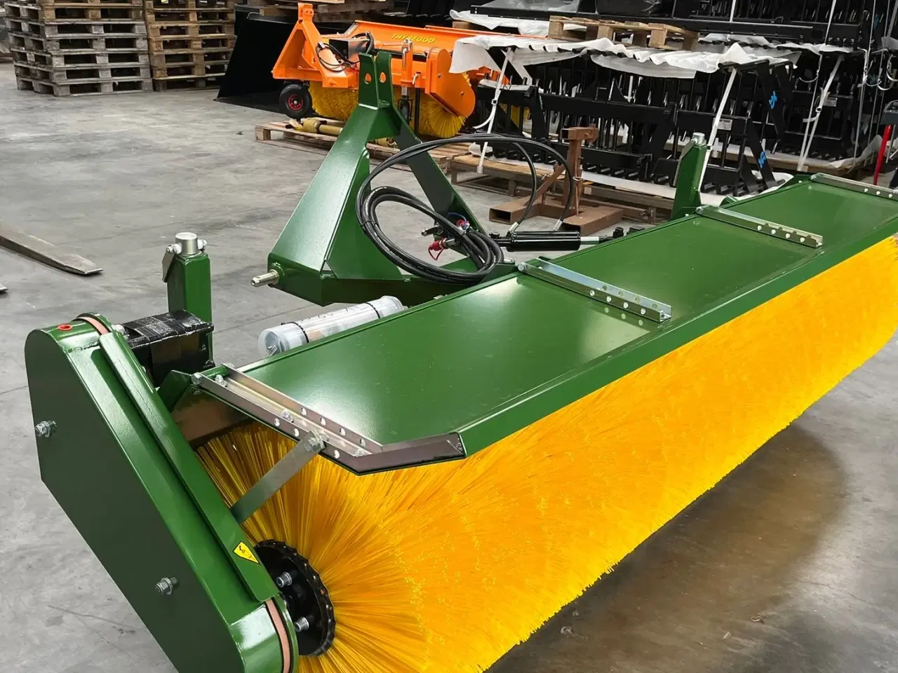 Billede 6 - Thyregod TK 2800 med nylon børster og hydraulisk sving. brede 2800 og feje brede 2500