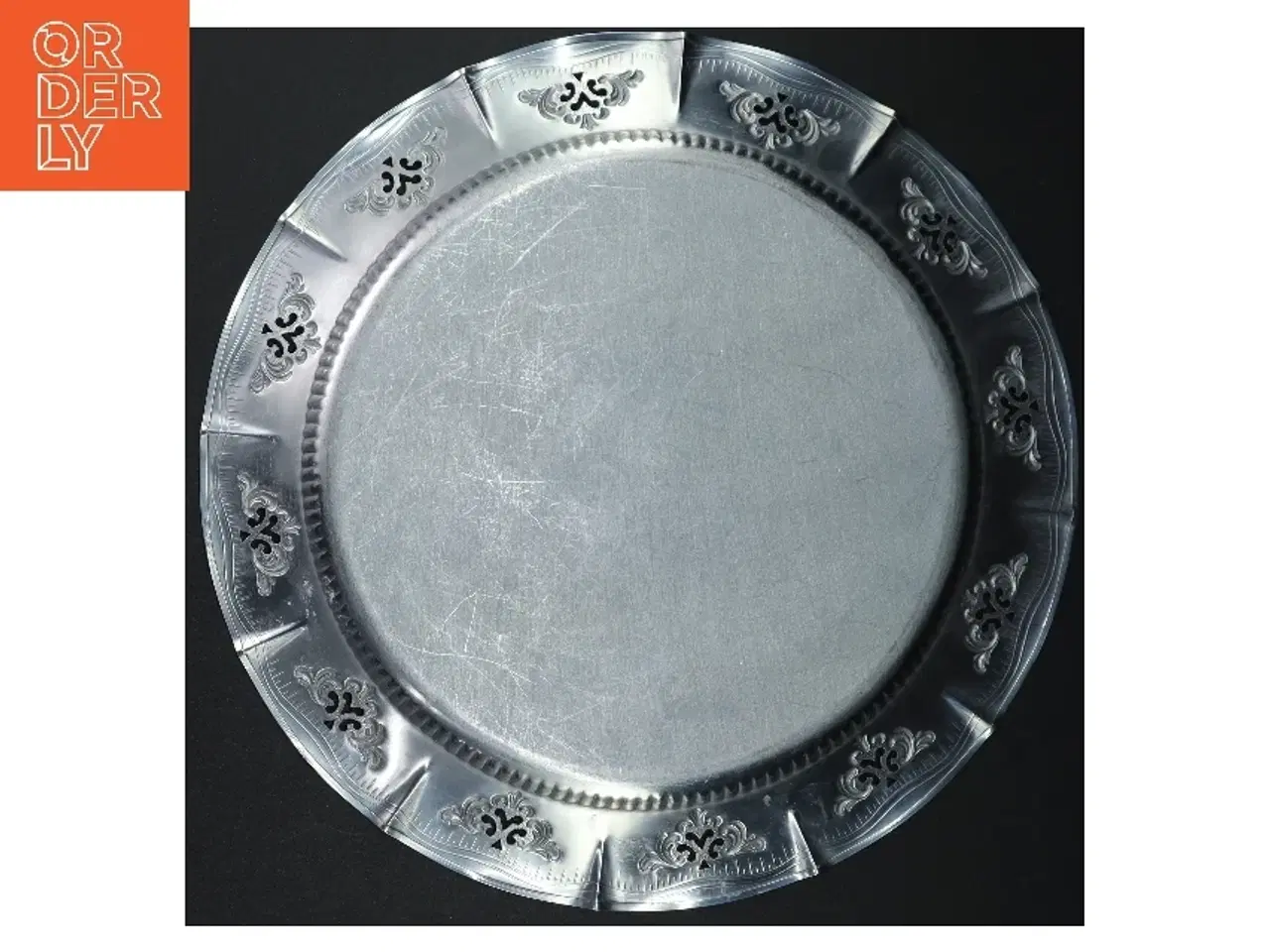 Billede 3 - Sølvfarvet fad med dekorative detaljer (str. Ø. 30 cm)