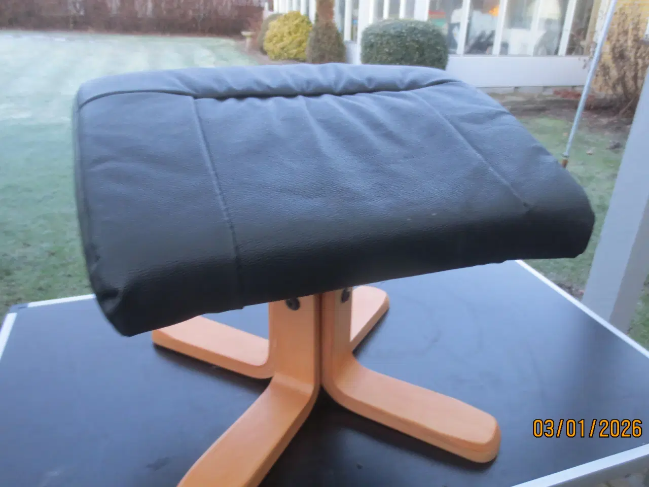 Billede 1 - 1 stk Fodskammel med sort læder 