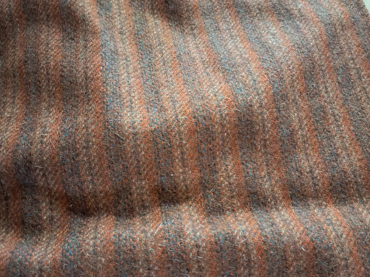 Billede 3 - Metervare stof i brunlige nuancer .